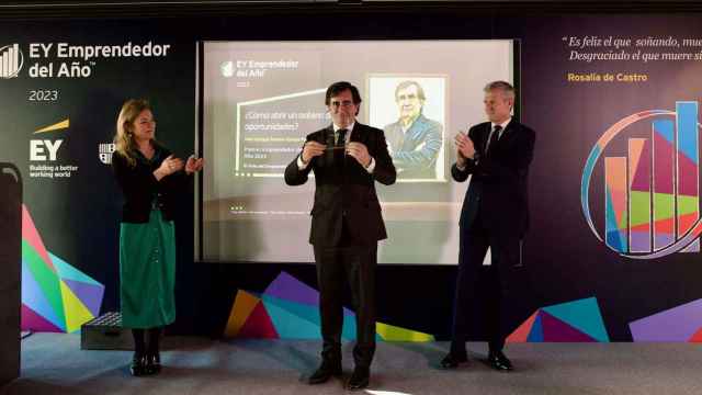 Marta Fernández Currás, socia directora de EY en Galicia y el presidente de la Xunta, Alfonso Rueda, junto al galardonado.