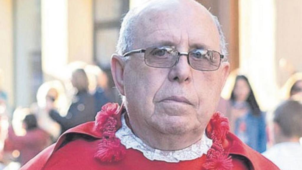 Don Alfonso participa en una procesión.