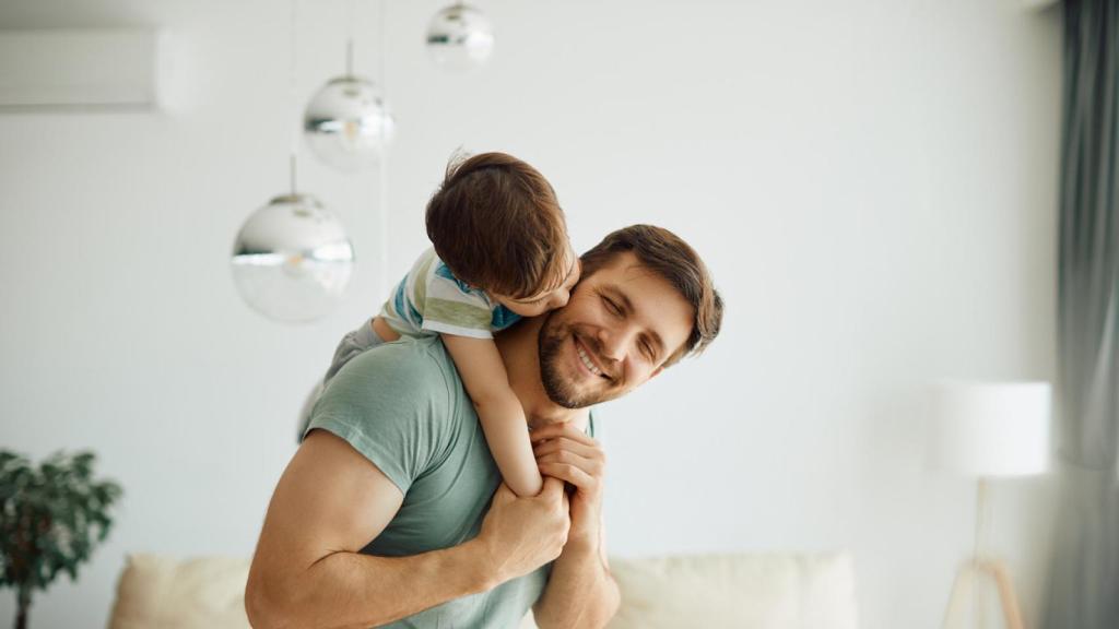 Padre con su hijo.