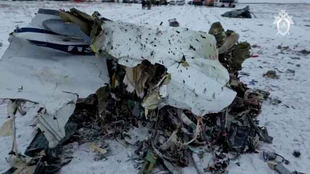 Restos del avión atacado en Bélgorod.