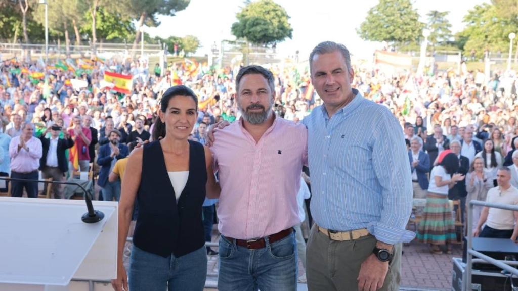 Rocío Monasterio, Santiago Abascal y Javier Ortega Smith durante un mitin de Vox en el madrileño barrio de Hortaleza, el 5 de mayo de 2023..