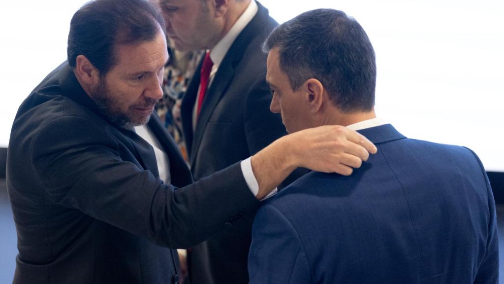 Pedro Sánchez junto al ministro de Transportes, Óscar Puente