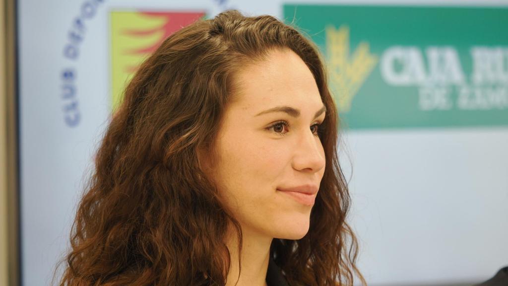 María O'Mullony durante la rueda de prensa de su renovación con el Aula Cultural