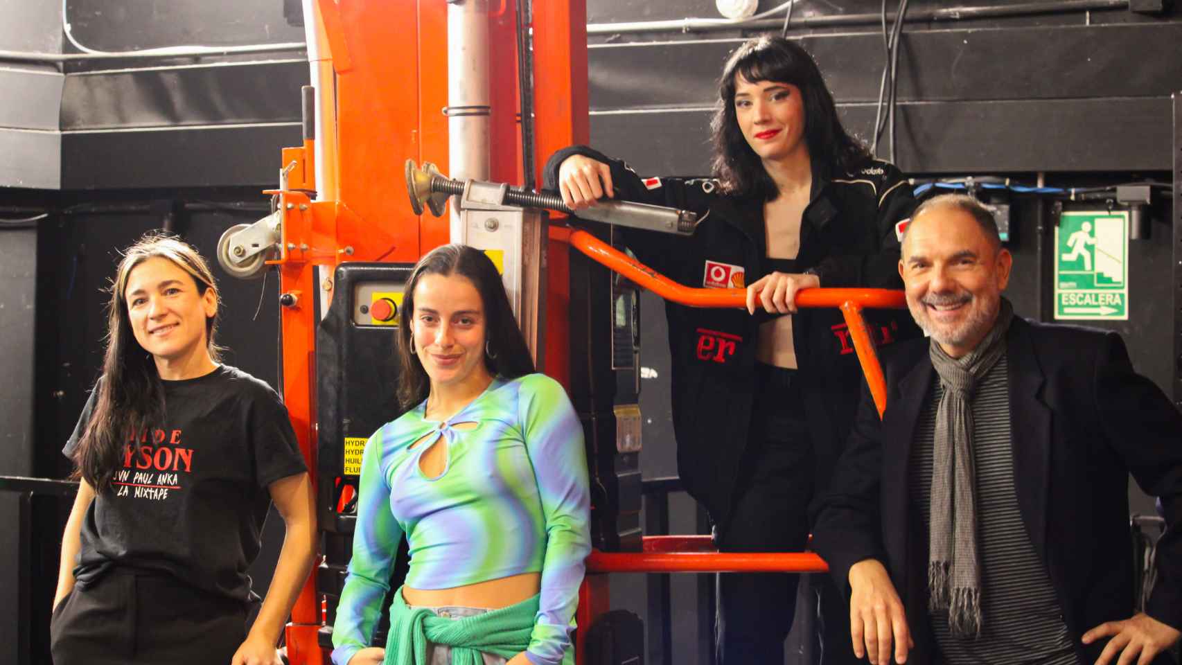 De izquierda a derecha: Alessandra García, Paloma Ramos, Muermo y Miguel Zurita. Junto a la máquina que llaman cariñosamente La Jenny.