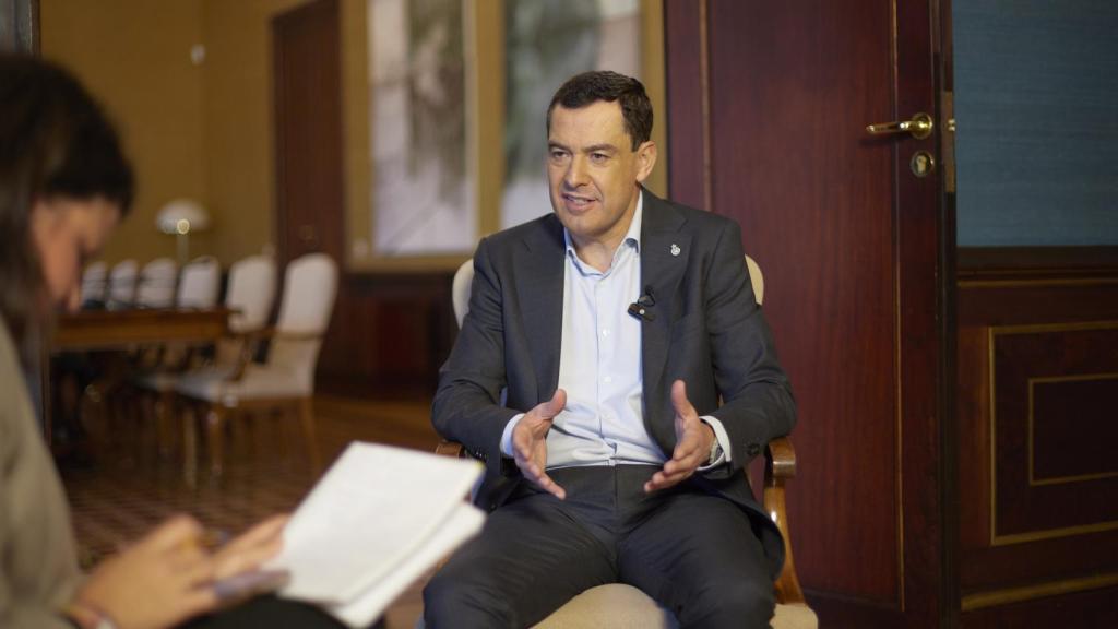 El presidente de la Junta de Andalucía, Juanma Moreno, durante la entrevista con EL ESPAÑOL.