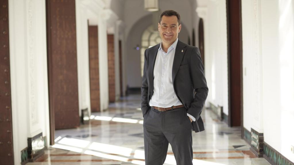 El presidente de la Junta de Andalucía, Juanma Moreno, posa para EL ESPAÑOL antes de la entrevista.