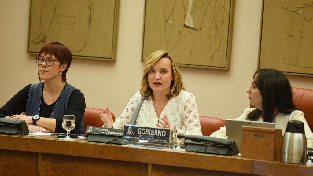 La vicepresidenta primera de la comisión, Águeda Micó; la ministra de Educación, Formación Profesional y Deportes, Pilar Alegría y la presidenta de la comisión, Mercedes González, durante la Comisión de Educación, Formación Profesional y Deportes.