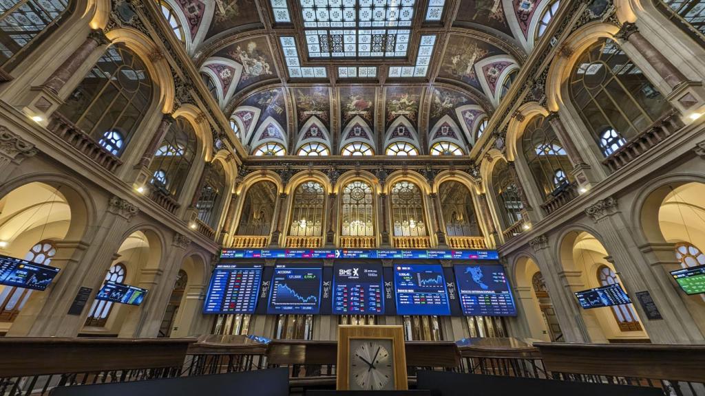 Varios paneles y monitores muestran en el parqué madrileño la evolución de la Bolsa española.