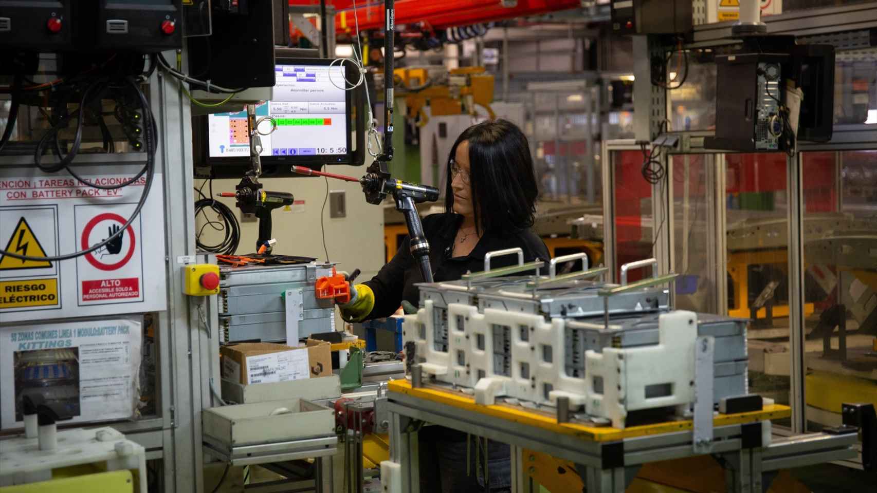 Imagen de una mujer trabajando en la planta de Nissan.