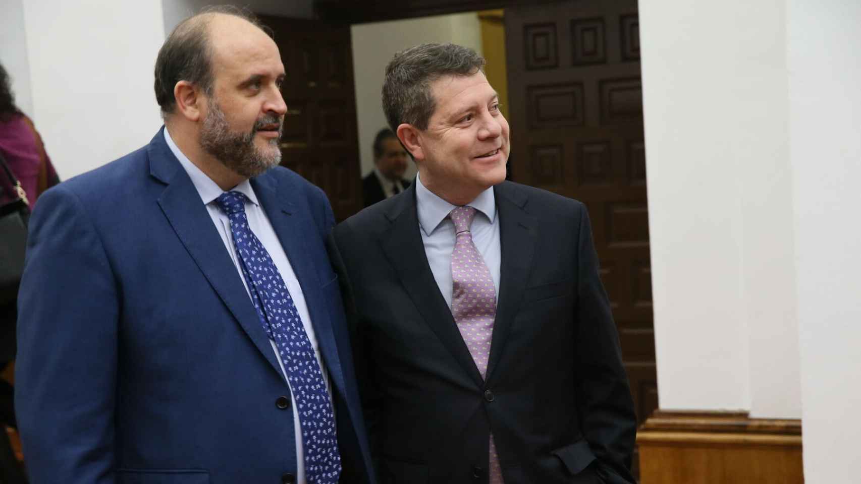 José Luis Martínez Guijarro, vicepresidente de la Junta de Castilla-La Mancha, junto a Emiliano García-Page, presidente manchego, en febrero de 2023..