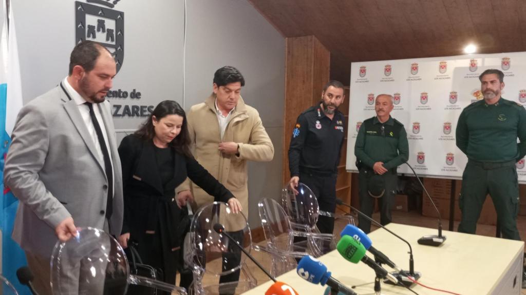 El alcalde de Los Alcázares, Mario Cervera, los abogados Verónica Ene y Sergio Marco, el coordinador de Protección Civil, Carmelo Martínez, el teniente de la Guardia Civil Manuel León Benítez, el sargento del GEAS, Francisco Cabañero, este viernes, en la rueda de prensa ofrecida en el Ayuntamiento.