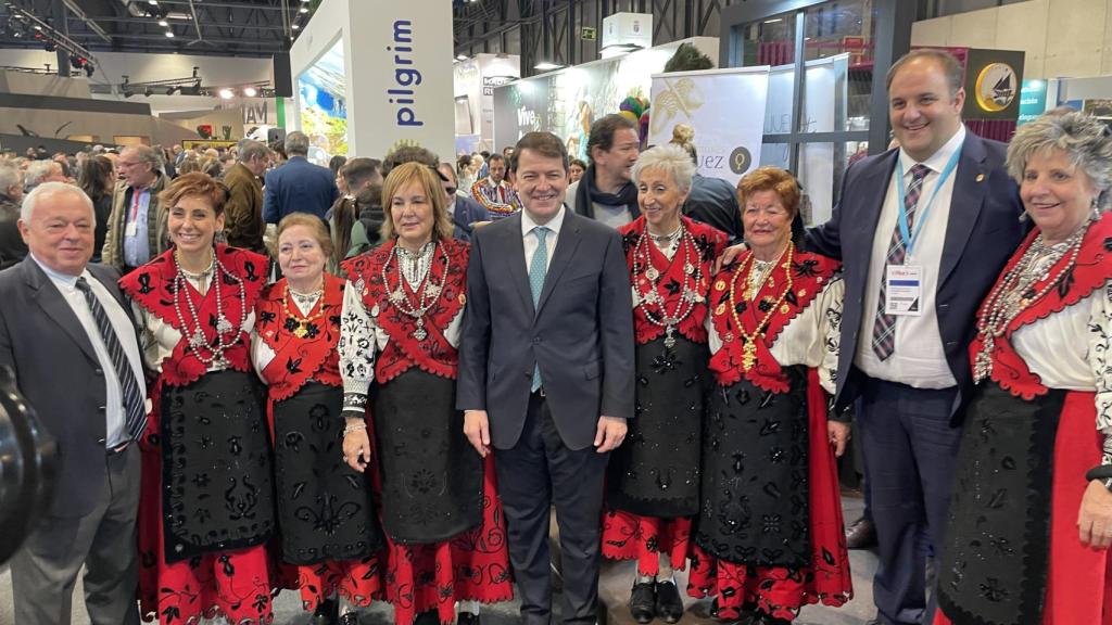 El presidente de la Junta, en el estand de Guijuelo  en Fitur