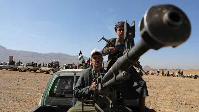 Miembros de una tribu prohutí sostienen una ametralladora, el lunes en Bani Hushaish (Yemen).