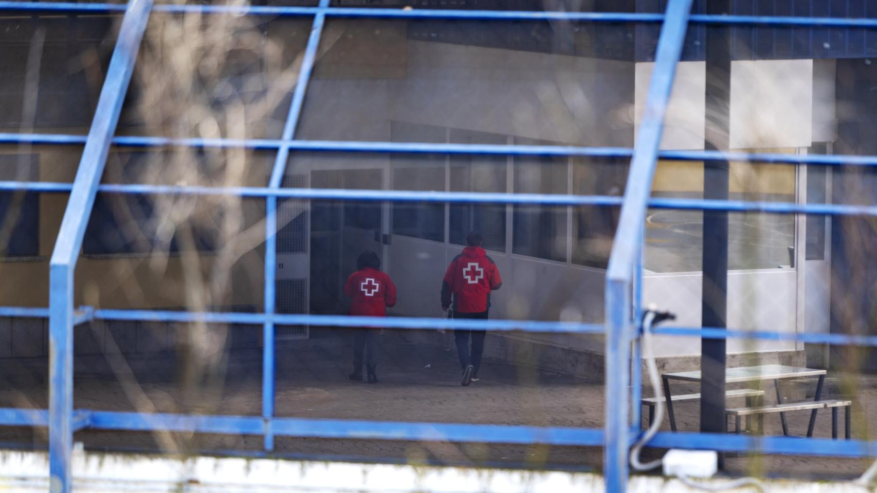 Personal de la Cruz Roja entrando al Centro de Internamiento de Extranjeros de Aluche (Madrid), a 18 de enero de 2024.