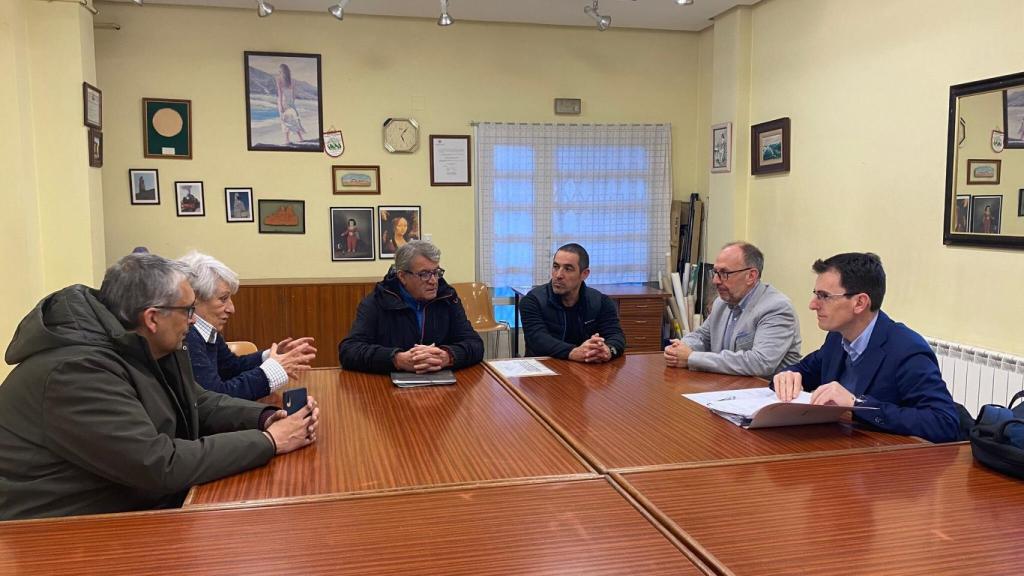 El portavoz del grupo municipal socialista, Pedro Herrero, junto a algunos de los vecinos que se han quejado de los malos olores provenientes de la fábrica de Findus