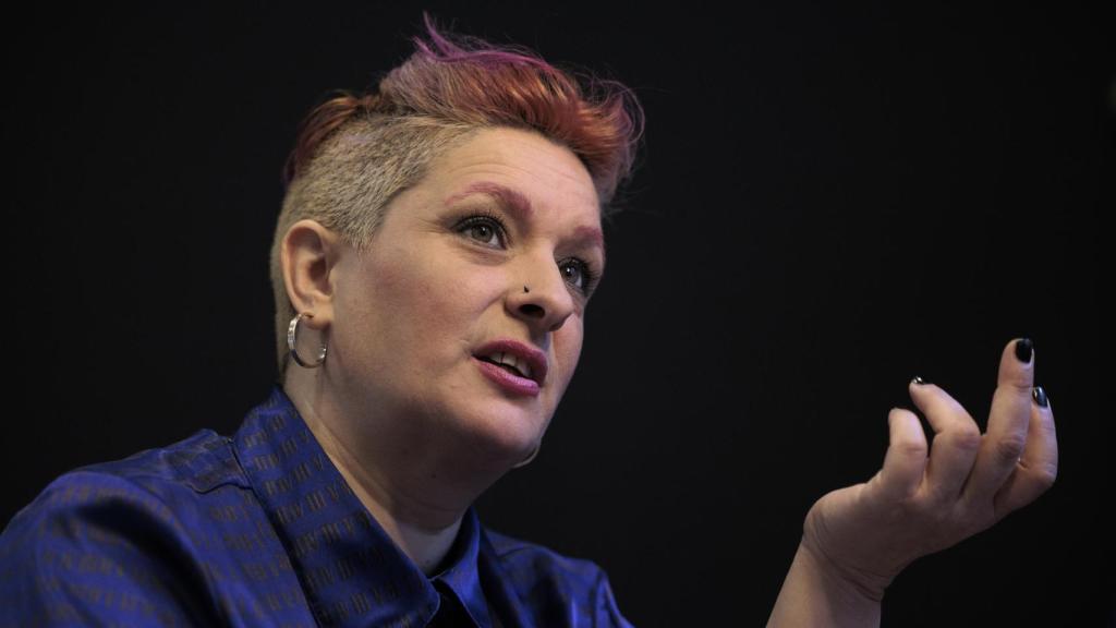 Carol L durante la entrevista