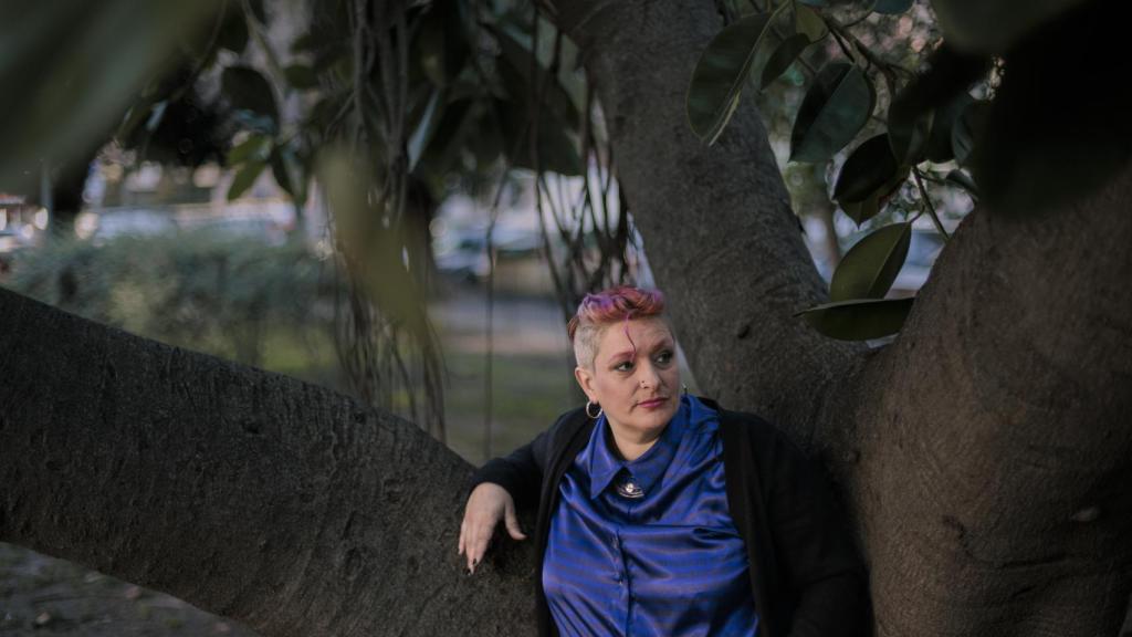 Carol L posa en una parque de Valencia