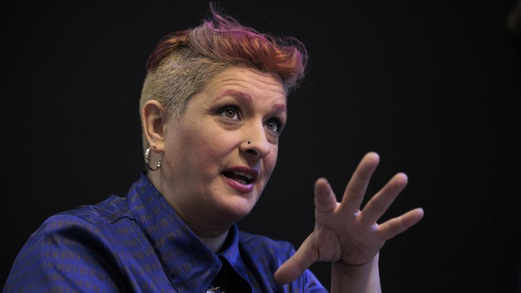 Carol L, superviviente del sistema prostitucional, durante la entrevista