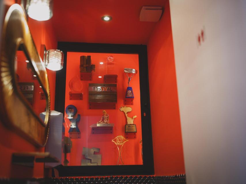 Los premios de Vancouver junto al retrete.