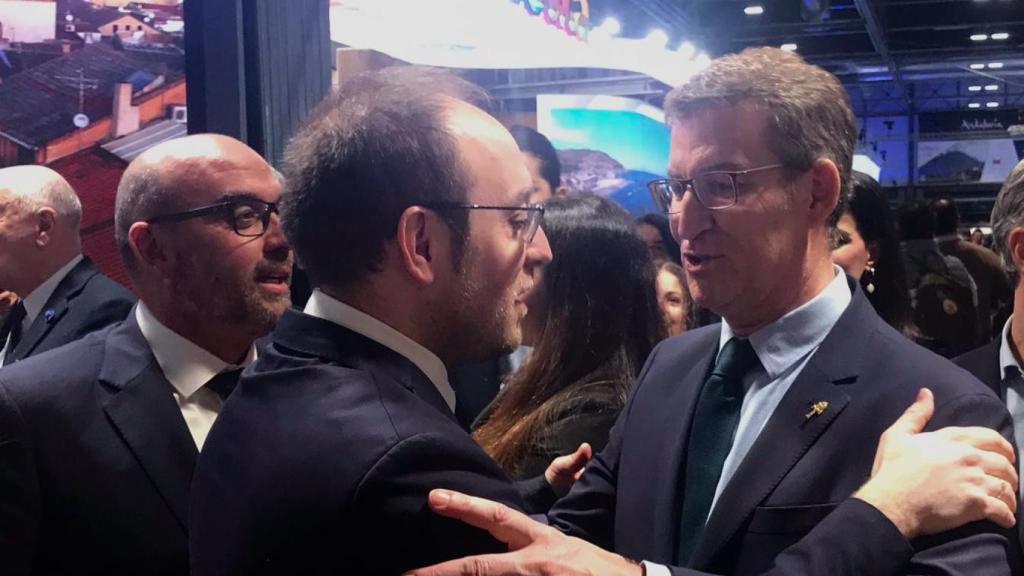 Marcos Iglesias recibe en el estand de Ciudad Rodrigo a Alberto Núñez Feijóo