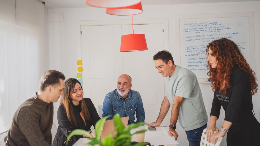 Parte del equipo de guion con el actor Pedro Alonso.