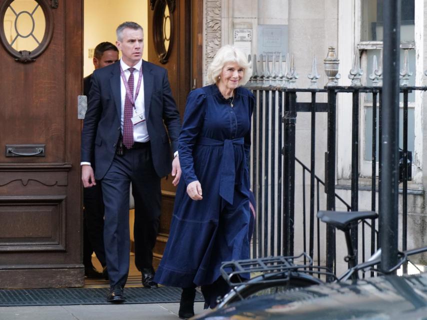 La reina Camila al salir del The London Clinic.