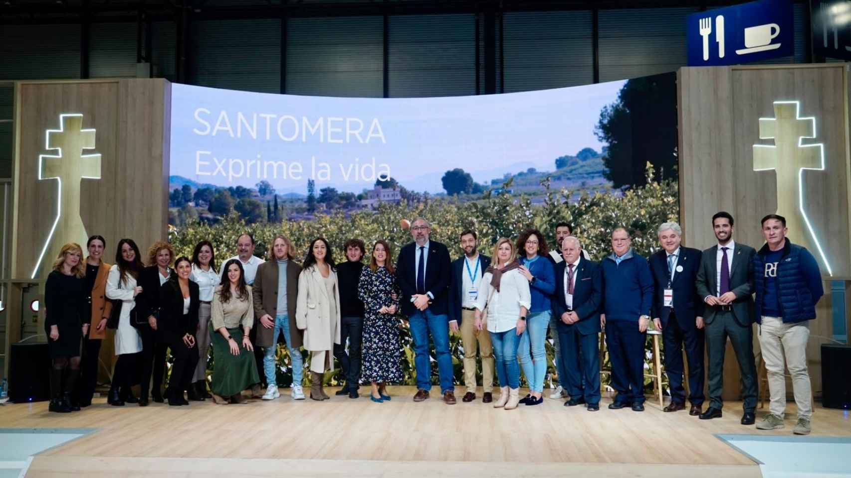 Una foto de grupo tras la presentación en FITUR de la campaña turística de Santomera.