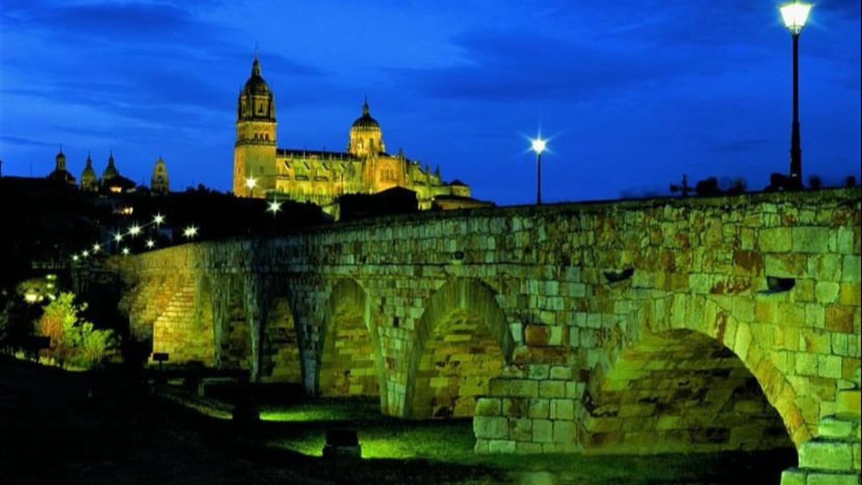 El puente romano y al fondo la Catedral de Salamanca