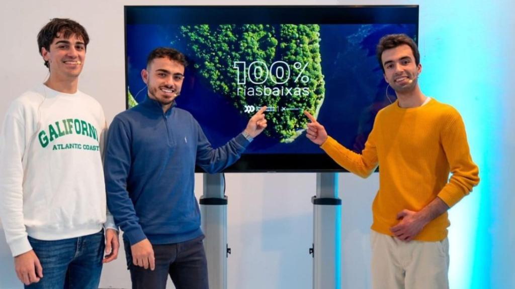 Raúl Santamaría con los otros Mozos de Arousa.