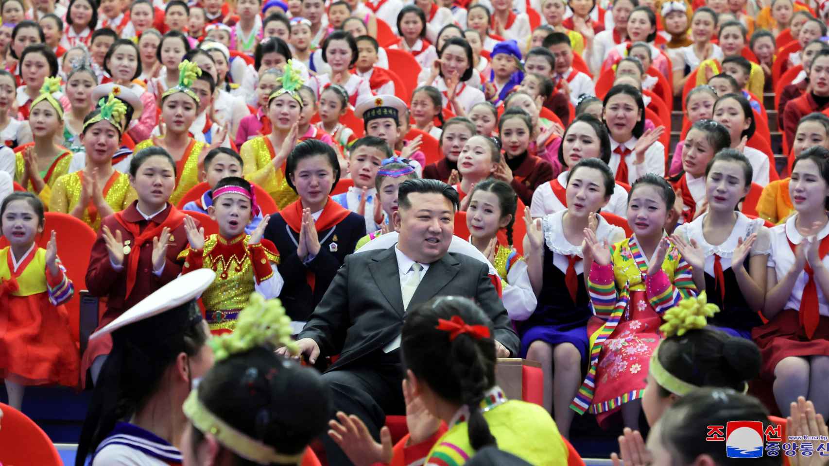 El líder norcoreano Kim Jong Un asiste a un acto con estudiantes para celebrar el año nuevo en Pyongyang.