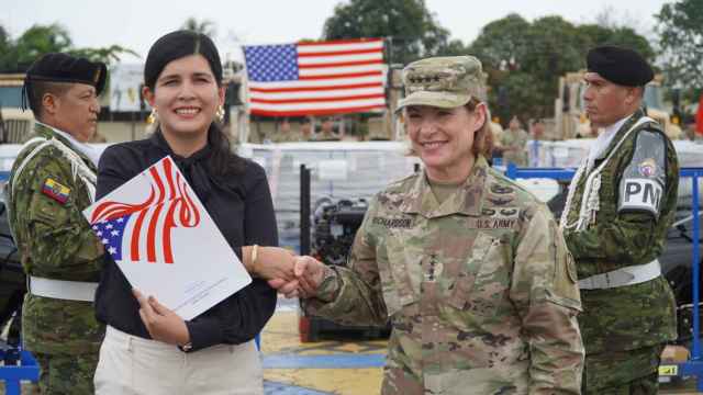 La jefa del Comando Sur de EEUU, Laura Richardson, en una donación de equipos y vehículos, el jueves en Guayaquil.