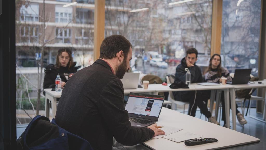 Alberto Iglesias Fraga, director de D+I – EL ESPAÑOL, impartiendo una clase sobre IA.