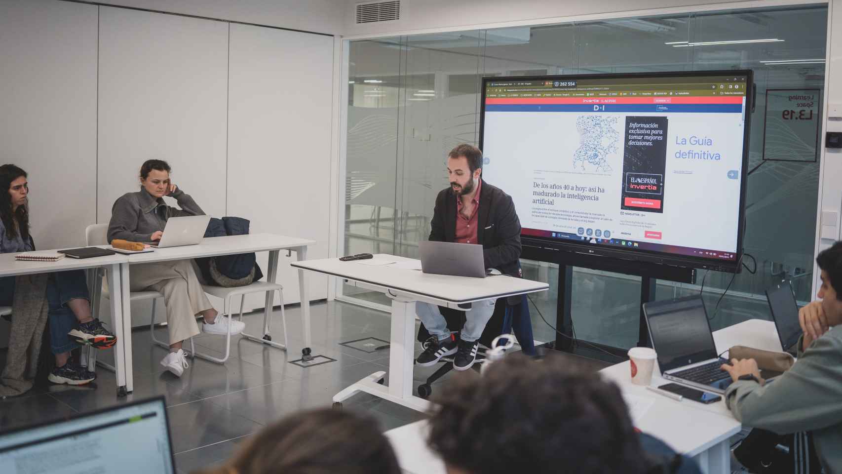 Alberto Iglesias, director de D+I – EL ESPAÑOL, impartiendo una clase de IA.