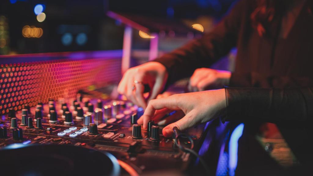 DJ con la mesa de mezclas.