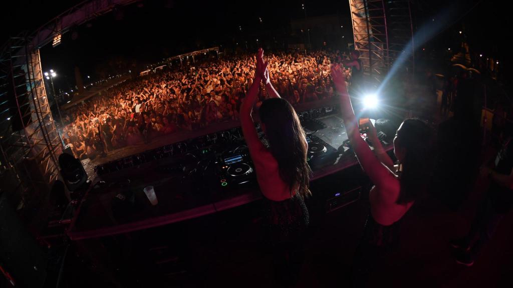 Las DJ actuando durante una de sus actuaciones en una discoteca.