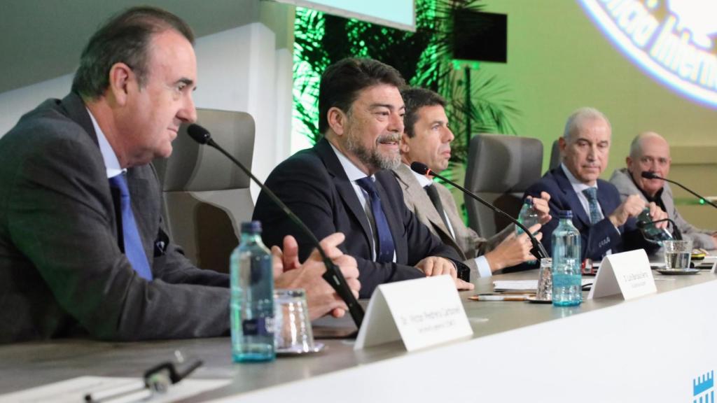 Barcala y Mazón, en el centro, durante la clausura del congreso médico en Alicante.