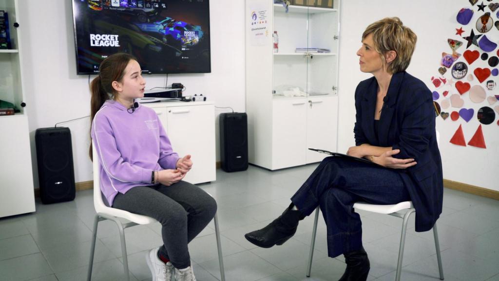 La presentadora de la nueva etapa de 'Zoom', María José Sáez, con una de las niñas que participa en el programa.