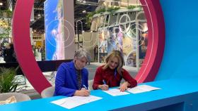 Nuria Montes y la directora general de OUIGO España, Hélène Valenzuela, firmaron un acuerdo de colaboración en el marco de Fitur