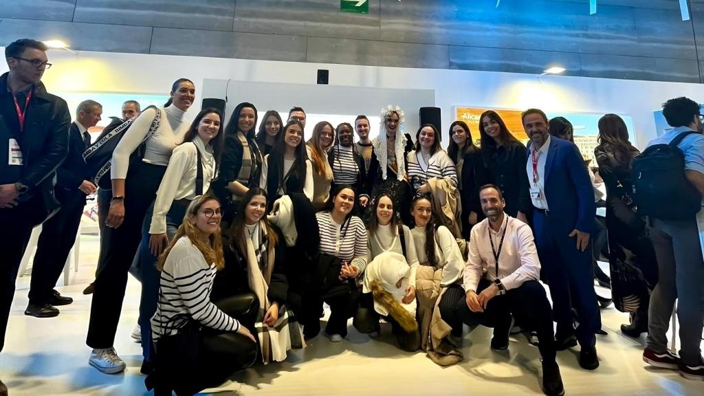 Los alumnos del posgrado de Imep y Jorge Rodríguez con la Bellea del Foc Belén Mora en Fitur.
