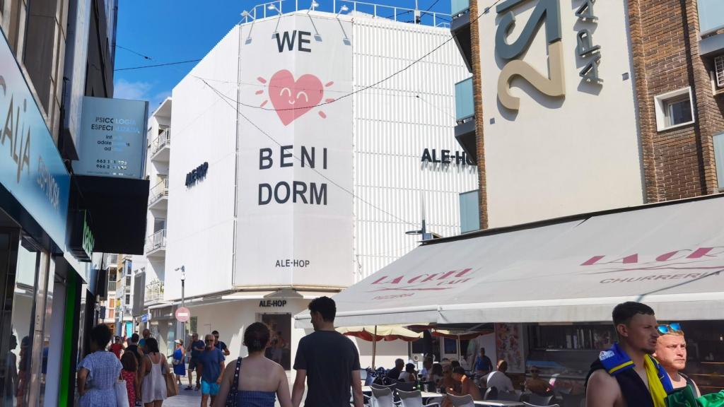 El expresidente de Hosbec valora el planteamiento vertical de Benidorm con sus plantas bajas comerciales.