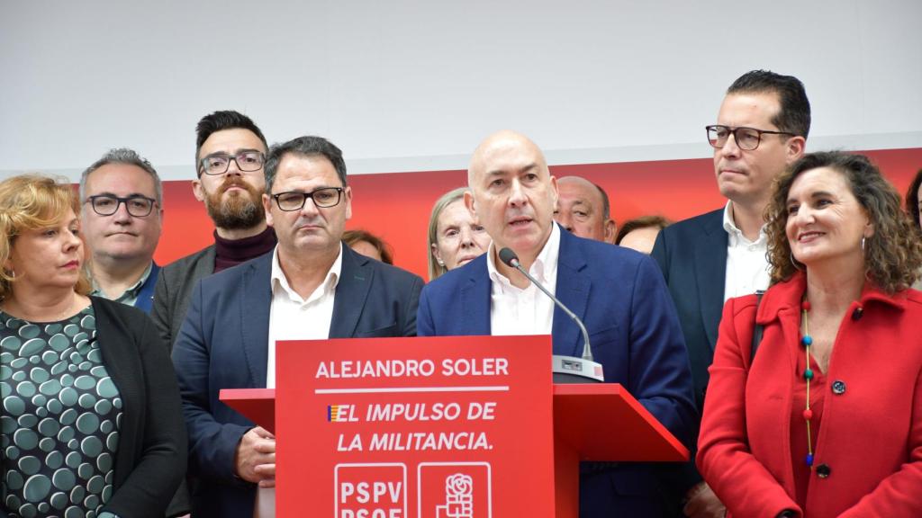 Alejandro Soler rodeado de sus apoyos en la presentación de Eleche de este viernes.