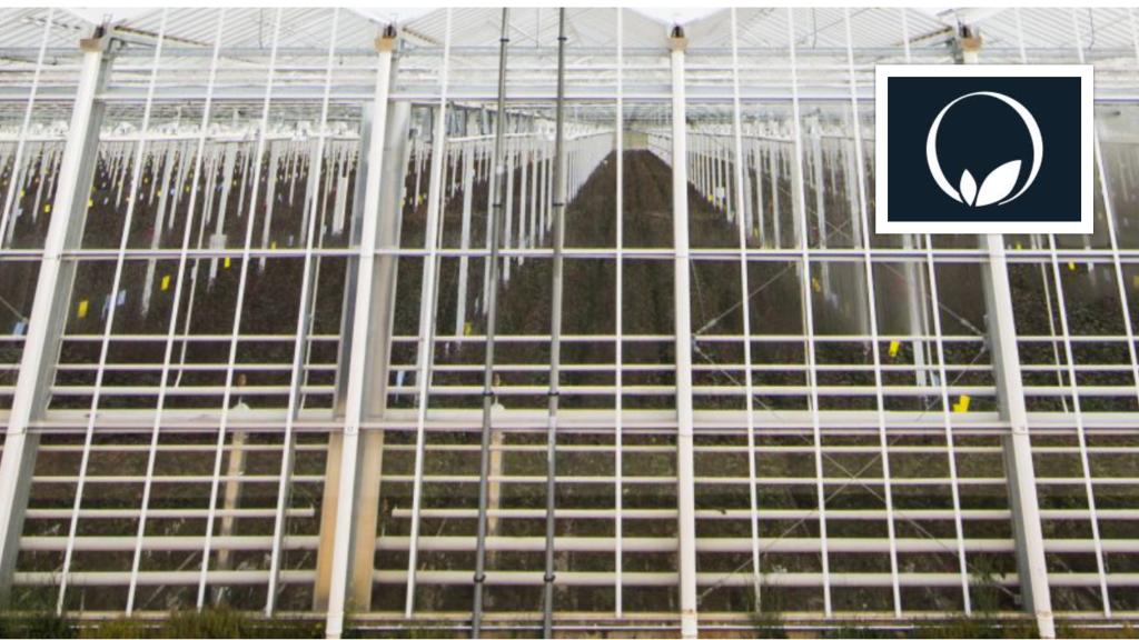 Instalaciones de la empresa junto al logo