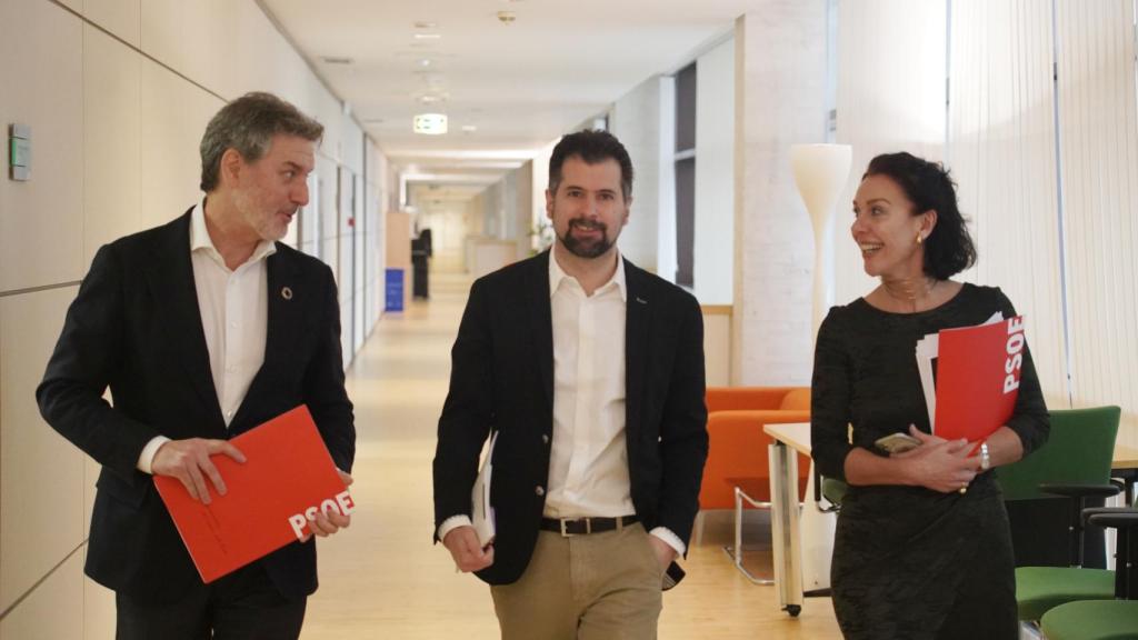 El secretario general del PSCyL, Luis Tudanca, a su llegada a la rueda de prensa en las Cortes de este viernes.