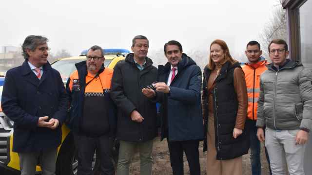 El consejero de Medio Ambiente, Juan Carlos Suárez-Quiñones, entrega 60 vehículos a la Agencia de Protección Civil