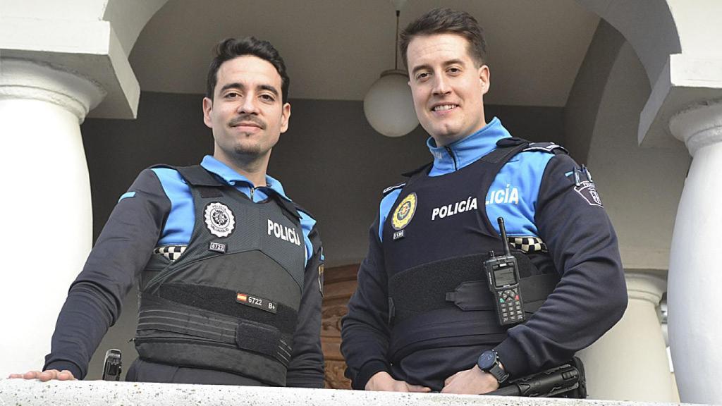 El agente Sacristán a la izquierda y el oficial Barbado a la derecha