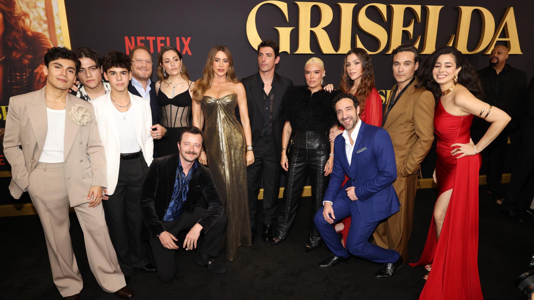 Alberto Mateo, con traje azul, en el photocall del estreno de Griselda en Miami