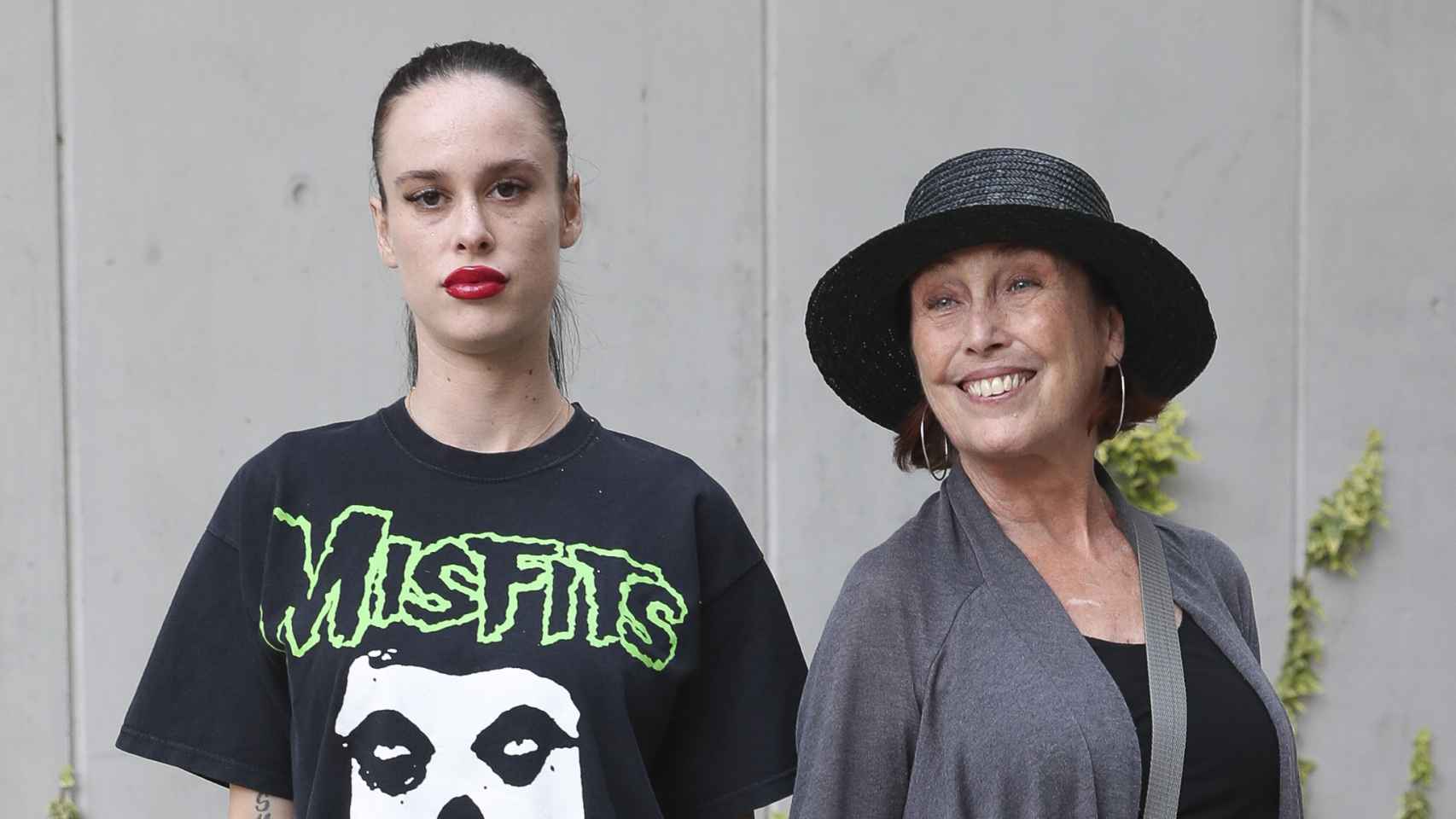 María Iborra junto a su madre, Verónica Forqué, en un acto público en julio de 2018.