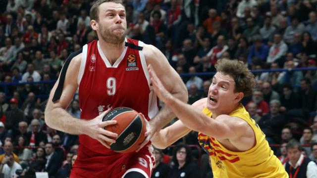 Jokubaitis trata de obstaculizar a Melli en la Euroliga.