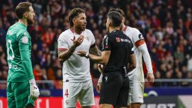 El defensa del Sevilla Sergio Ramos (2i) protesta al árbitro Gil Manzano, durante el partido de cuartos de final de la Copa del Rey.