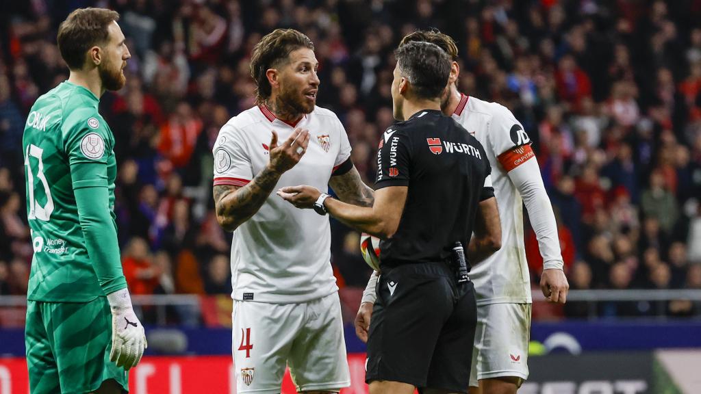El defensa del Sevilla Sergio Ramos (2i) protesta al árbitro Gil Manzano, durante el partido de cuartos de final de la Copa del Rey.